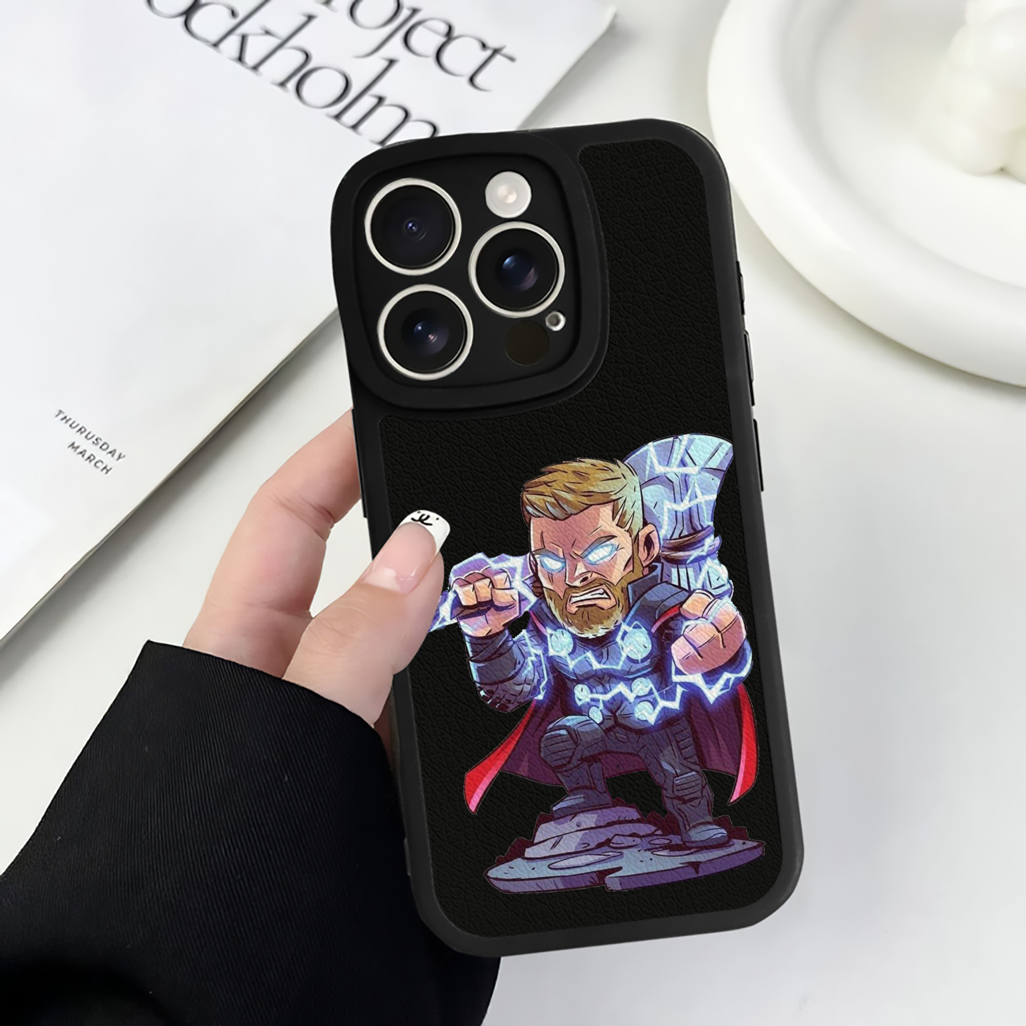 （画像用） アベンジャーズ The Avengers 【iPhone 16シリーズ対応】シリコンスマホケース（レザー調） 材質：シリコン